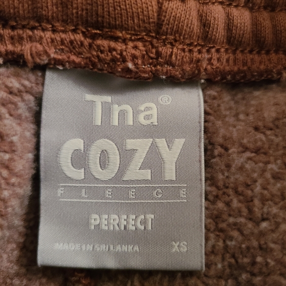 TNA Cozy Fleece Perfect 5" Sweatshorts - Picture 3 of 4